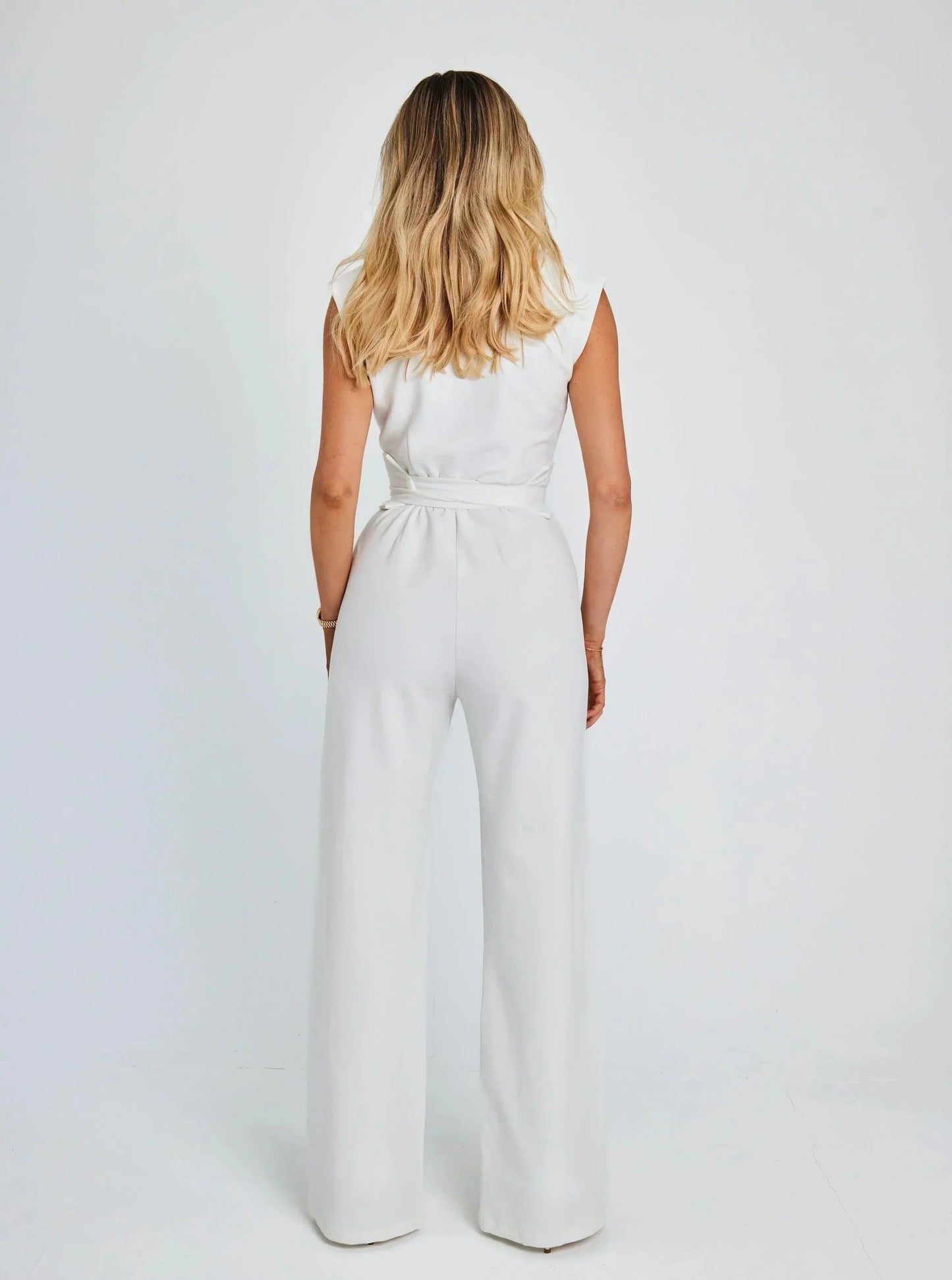 Calinda - Chic Sleeveless V-Neck Wide-Leg Jumpsuit